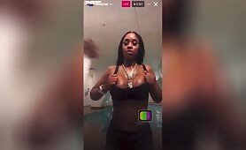 Super Star Rapper “Sexyy Red” Flashes Her Boobs On Instagram Live (+18 Video)